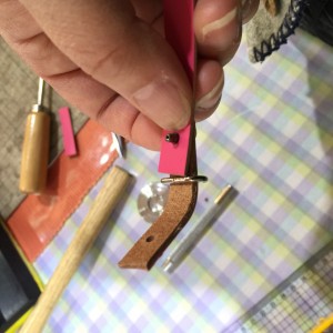 手作り革のストラップ　カシメの使い方