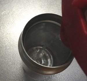 マグカップで温泉たまごを作る