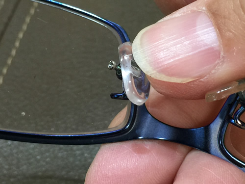 メガネの修理　パッド交換