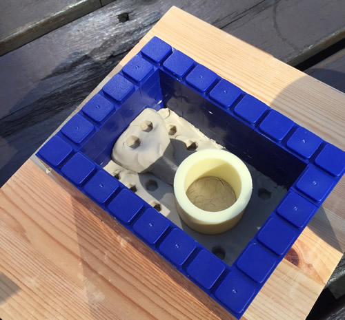 シリコン　型取りブロックに粘土を入れる